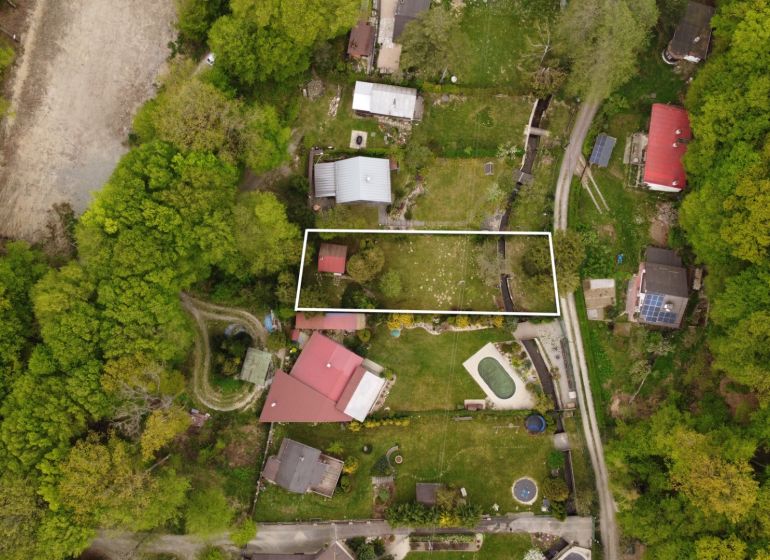 Aerial view of a cottage in Nižný Klátov surrounded by greenery and land.