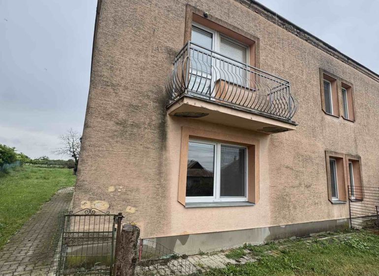 The exterior of a family house in Veľká Čalomija with a balcony and a garden.