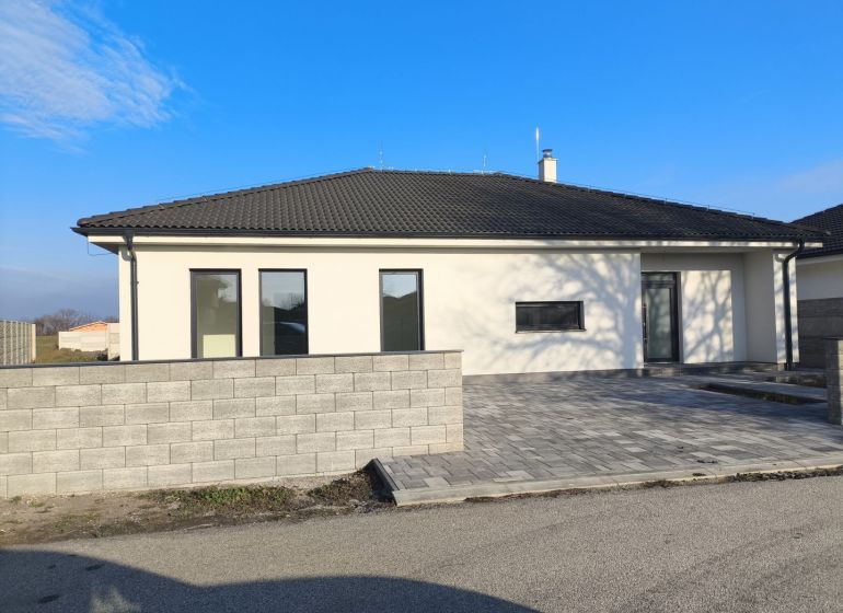 A family house in Michal na Ostrove with a flat roof and a stone front yard.