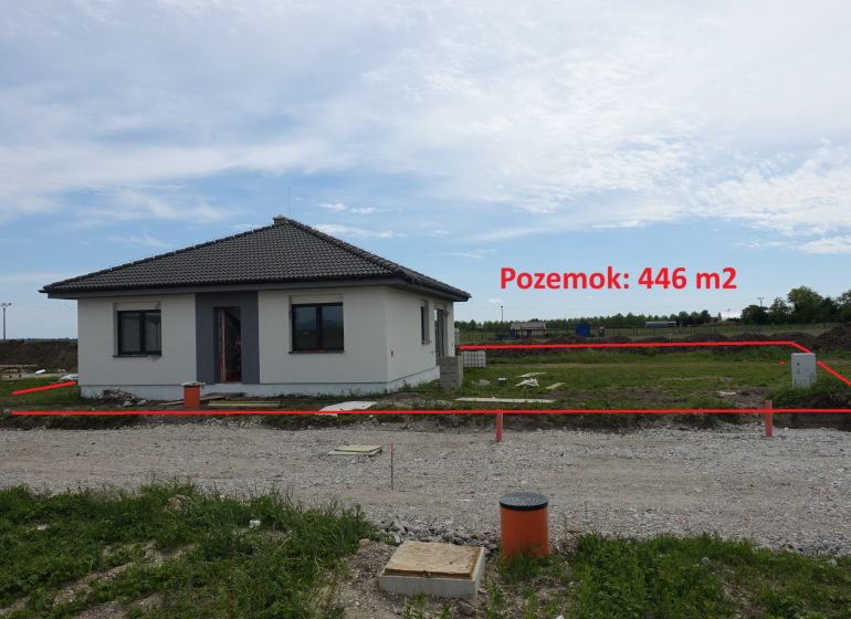 Family house in Reca on a 446 m² plot, simple structure with a pitched roof.