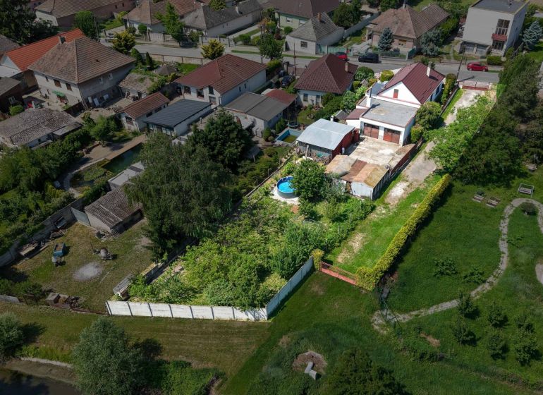 A view of a family house with a large garden and a swimming pool in Topoľnica.