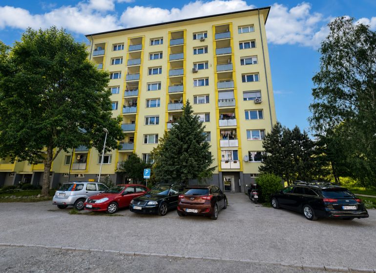 Apartment building on L. Novomeského Street in Pezinok with a parking lot, 3-bedroom apartments.