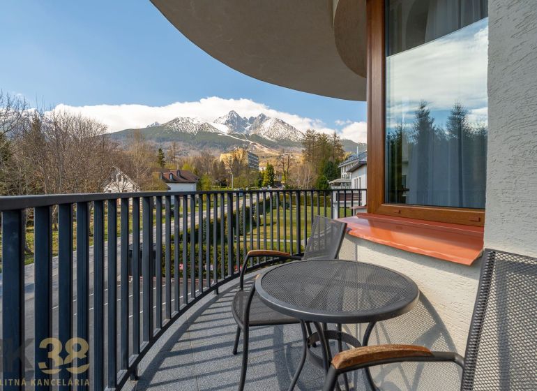 A balcony of a 3-room apartment in Tatranská Lomnica with a view of snow-covered mountains.