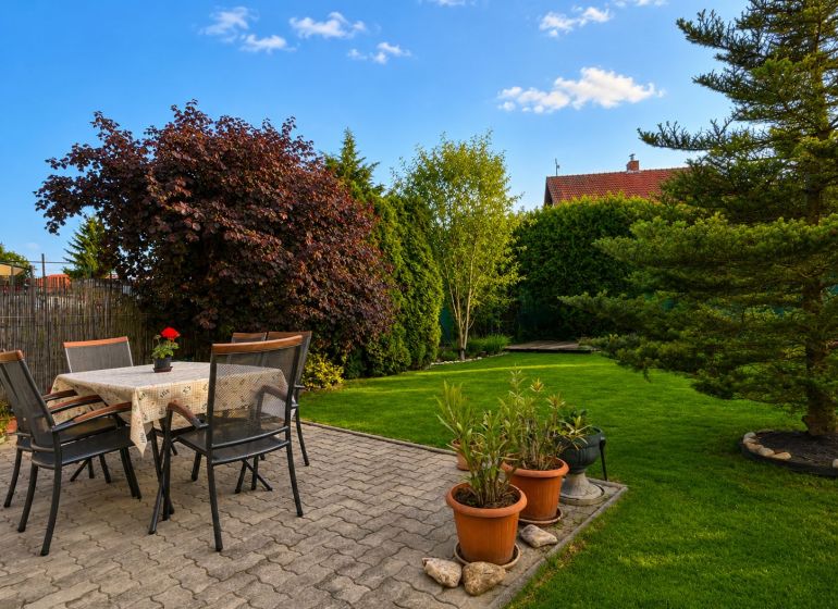 The garden of a family house on Hrabová in Hamuliakovo with a terrace and outdoor seating.