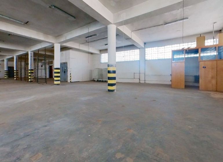 Warehouse space with a concrete floor, columns, and bright windows on Lieskovska cesta, Zvolen.