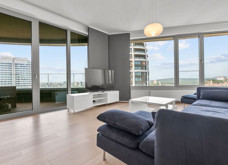 Spacious 3-room apartment with a view on Továrenská Street. Modern interior, large terrace.