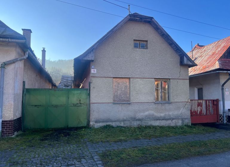 The family house on Hrnčiarska Street in Ľubietová, Banská Bystrica district, needs a roof renovation.