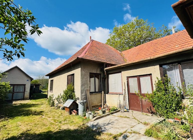 A family house in Pažiť with a red roof and access to the garden.