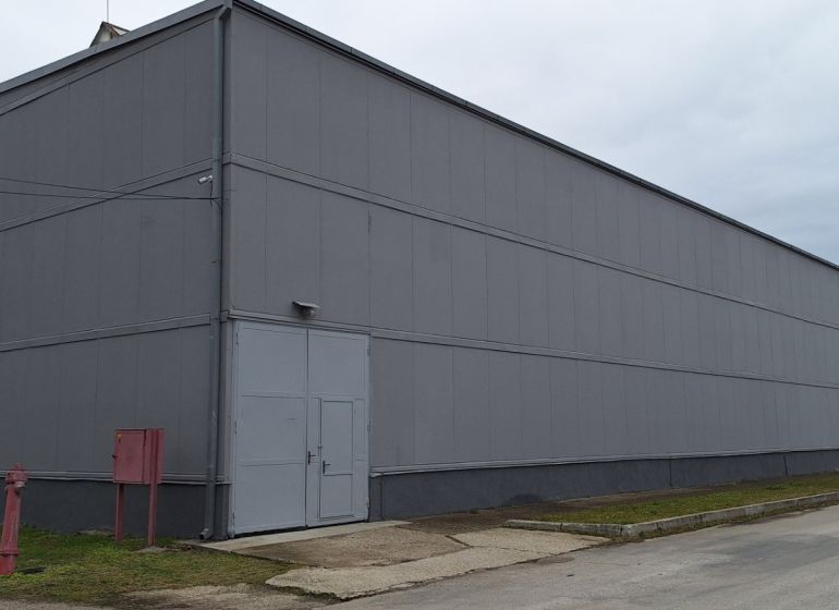 Warehouses and halls on Priemyselná Street in Galanta, a spacious gray building with an industrial appearance.