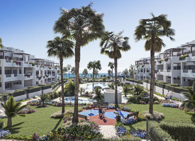 A recreational apartment in Pulpí with palm trees, a pool, and a garden, ideal for relaxation.