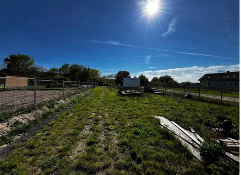 Sunny day on the lands in Perek with a view of the surroundings for living.