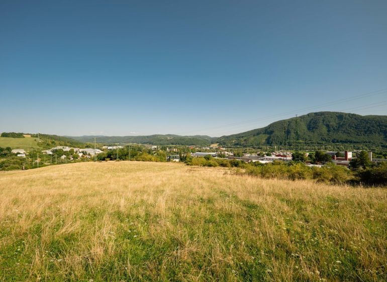 A landscape with meadows and hills on Partizánska cesta in Banská Bystrica, suitable for residential plots.