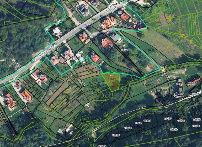 Cadastral map with marked plots and roads in the Záhrady, Malachov area.