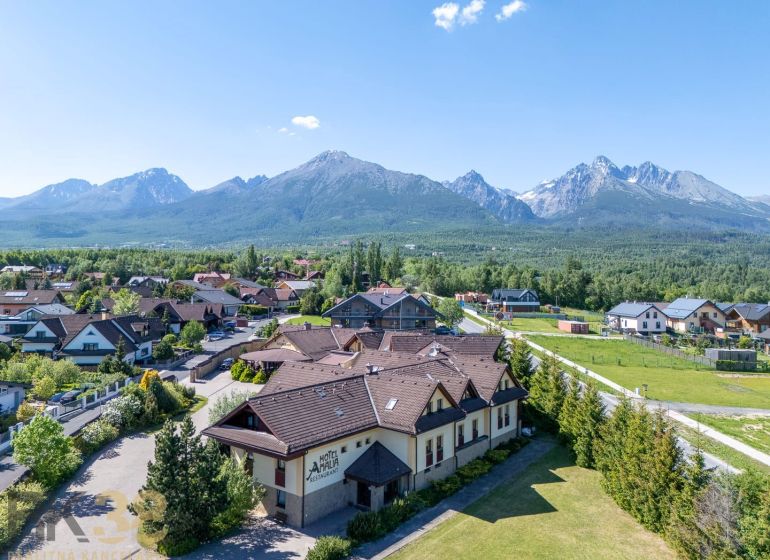 A view of hotels and guesthouses in Nová Lesná with a panorama of the Tatras.
