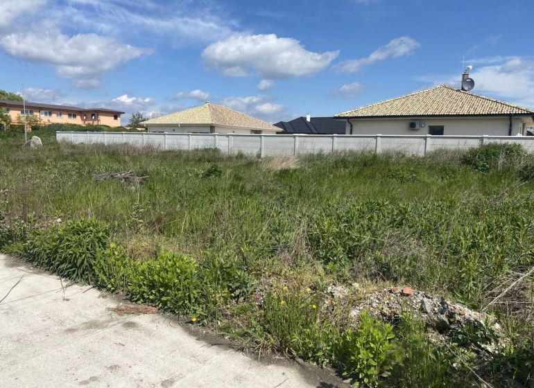 Plots - housing in Lehnice on Veľký Lég Street with a grassy area and a fence.