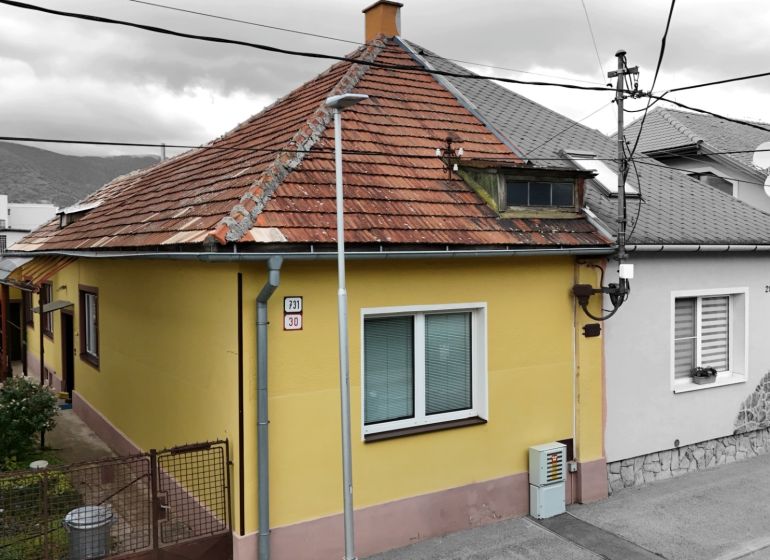 A family house in Martin with a sloped roof and a yellow facade.