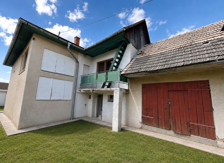 Family house on Na záhumnie Street in Hrochoť, with a green lawn garden.