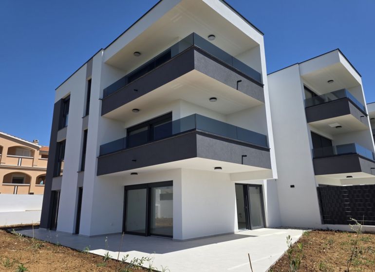 Exterior of a 4-room apartment in Privlaka with a garden and a balcony.