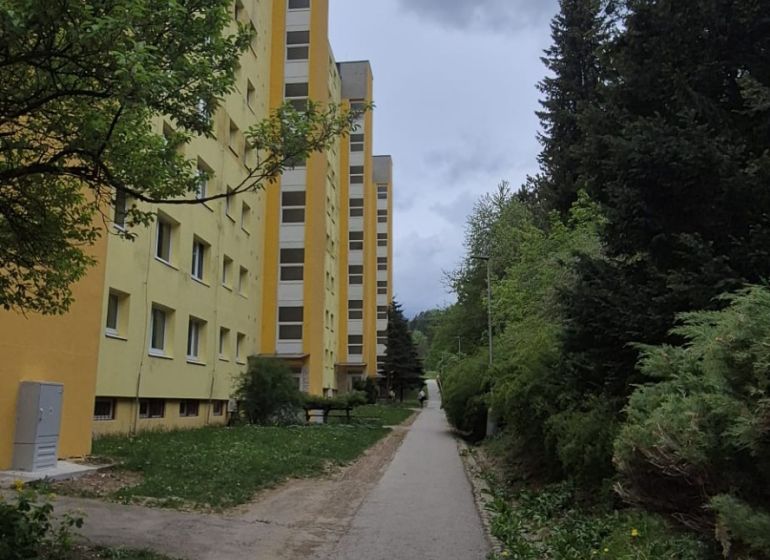 Apartment building and sidewalk surrounded by greenery on Moskovská Street in Banská Bystrica - Fončorda.