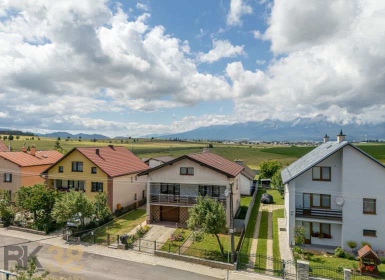 Family houses on Športová Street in Hozelec with a view of the Tatras.