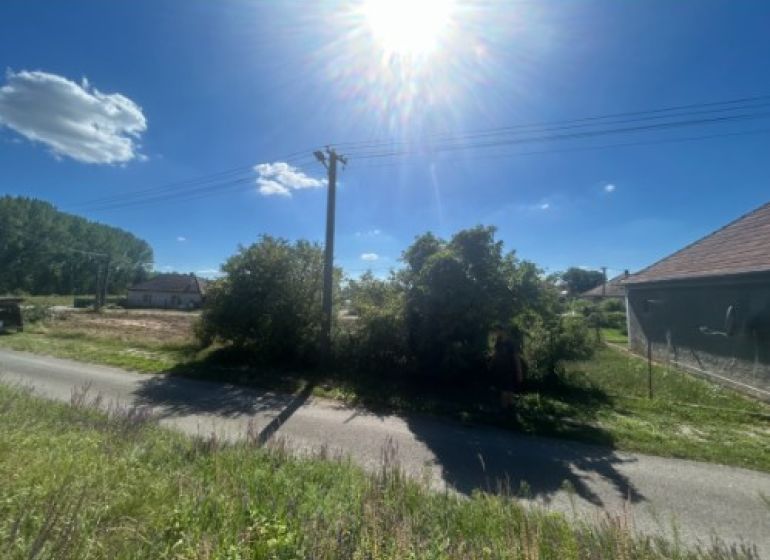 Plots - housing in Neded, with a view of greenery and blue sky.