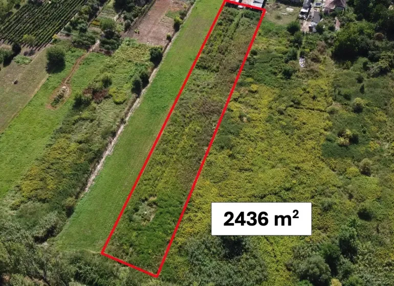 Land for residential use in Bátorove Kosihy, area 2436 m², surrounded by greenery.