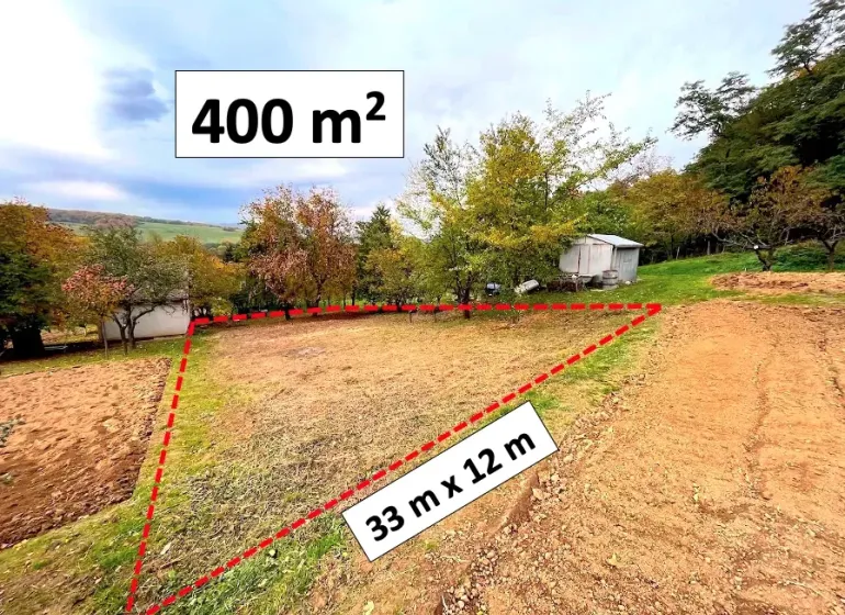 A plot in the gardens of Bystré, measuring 400 m², bordered by a red line, with a natural surrounding.