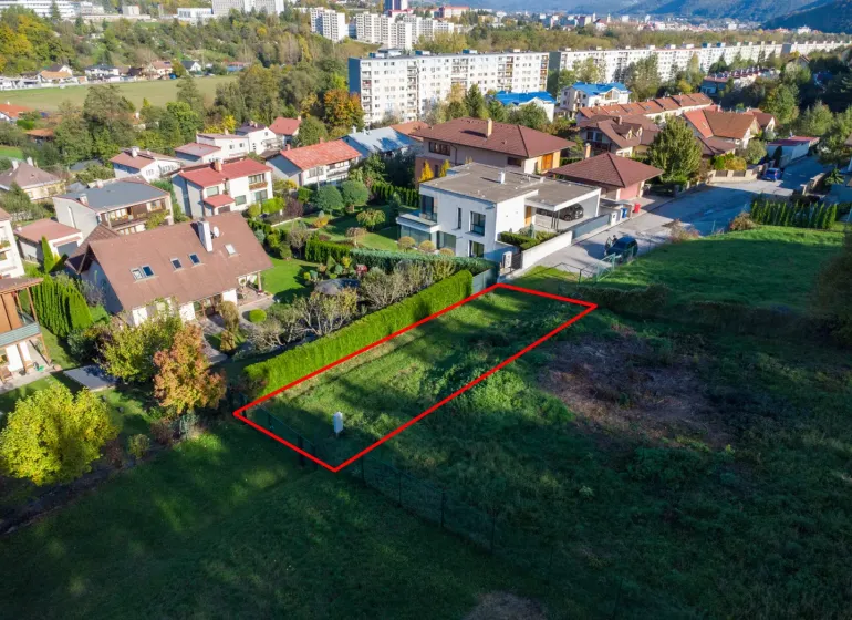 A plot in the Gardens of Banská Bystrica with family houses and a view of the housing estate.
