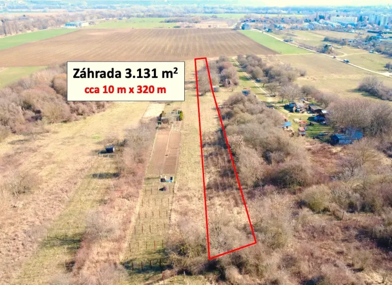 Aerial view of extensive gardens in Štúrovo, bordered by a red line.