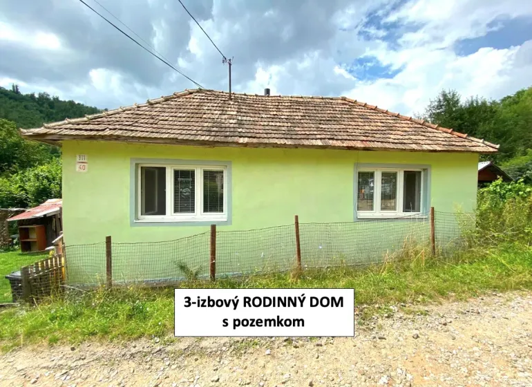 A three-room family house in Kokava nad Rimavicou with rustic elements and a colorful facade.