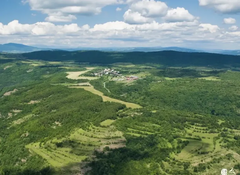Panorama of agricultural and forest lands in Ábelová with lush green landscape.