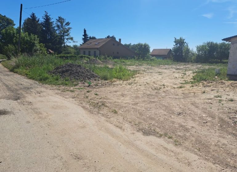 Building plots in Láb, ideal for living, with a natural environment and greenery.