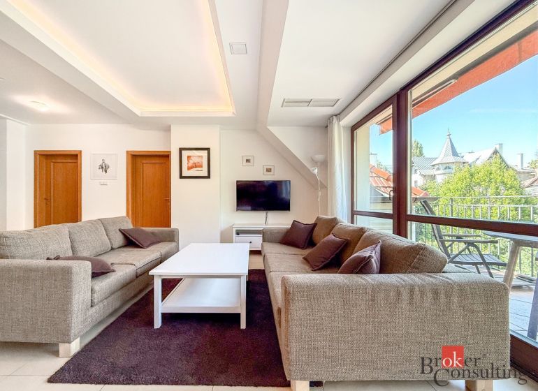 Living room in a 5 or more room apartment with large windows and a view of the balcony.
