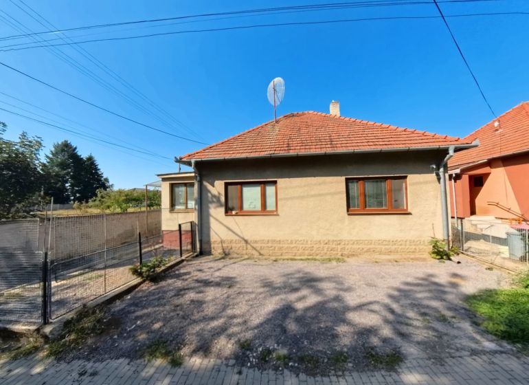 A family house on Školská Street in Tesárske Mlyňany with a landscaped yard and fence.
