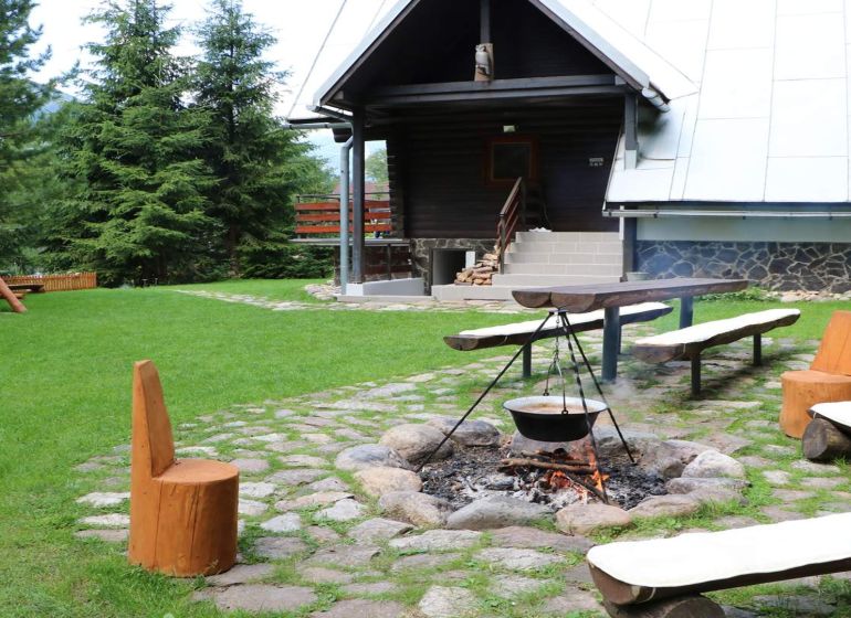 Log cabin in Tále in Brezno with a fire pit and wooden benches as part of hotels and guesthouses.
