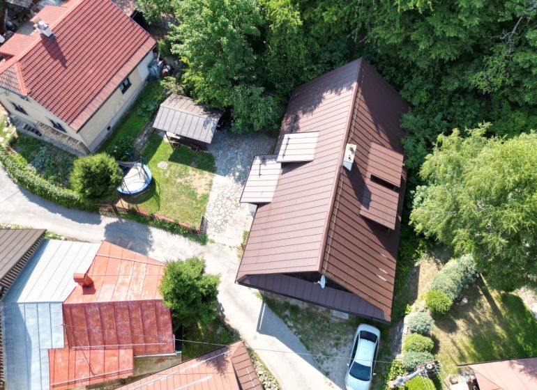 Aerial view of a cottage in Špania Dolina, Banská Bystrica, surrounded by greenery.