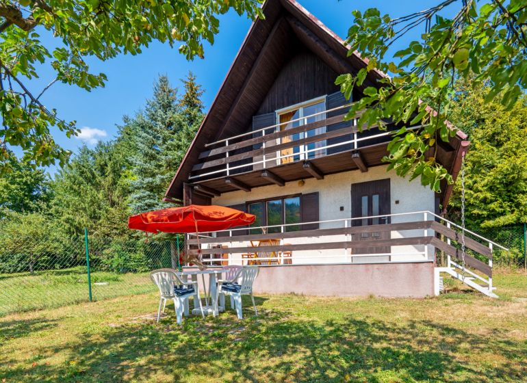A cottage on Dubková in Lazy pod Makytou with a terrace and garden furniture.