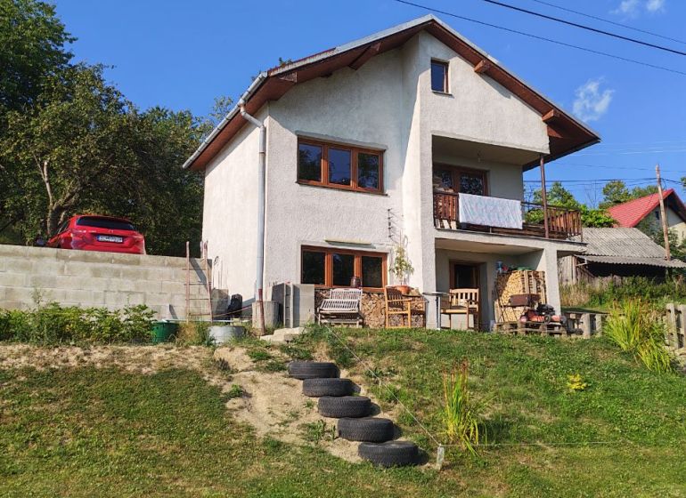A family house on Pivnička Street 430 in Hriňová on a slope, with stairs made of tires.