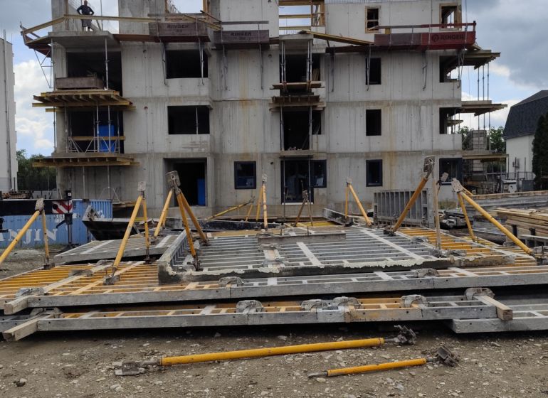Construction site with an apartment building under construction in Beluša, ideal for a 3-room apartment.