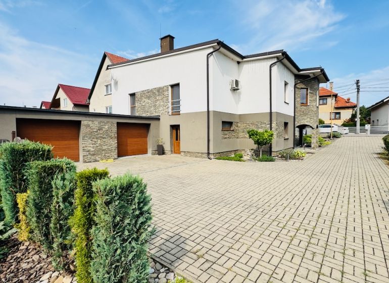 A family house in Radobica with a garage and a landscaped garden on a spacious plot.