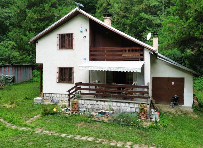 A cottage in the Šugov Valley, Medzev, surrounded by greenery and equipped with a terrace.
