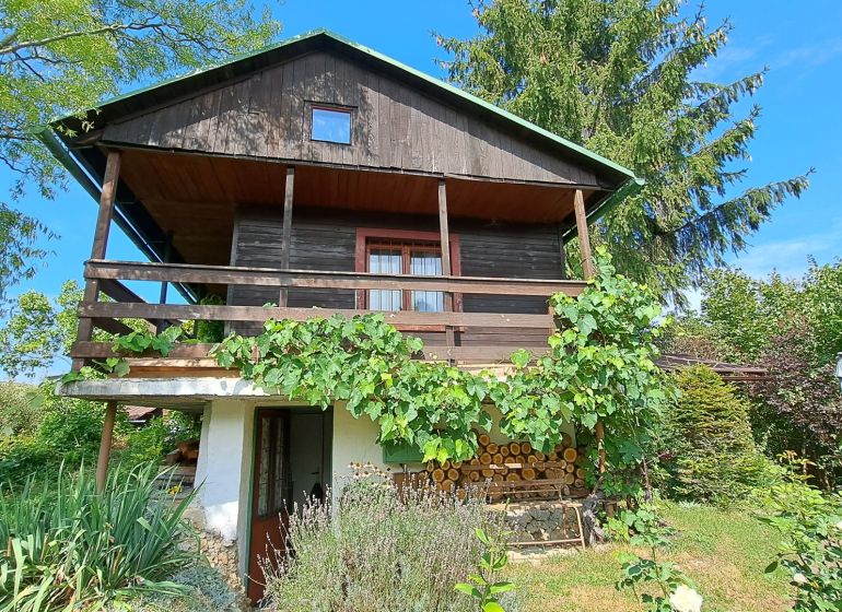 A cottage in Do Žlebín in Ružomberok surrounded by greenery and vineyards.