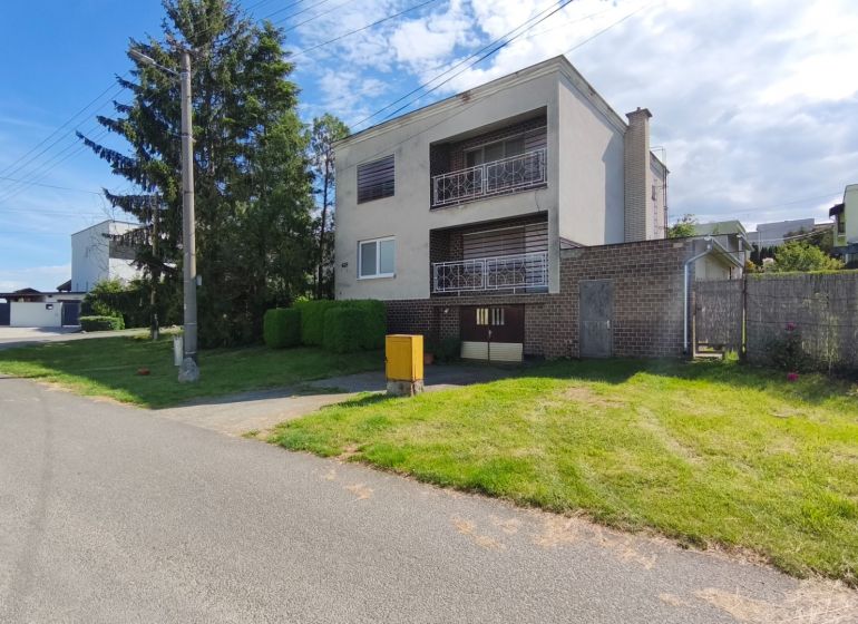 A family house in Nenince with a garden, garage, and balcony, on a quiet street.