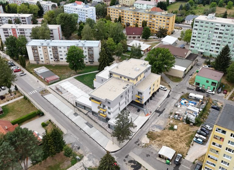 A view of the residential street Školská in Hriňová with 3-room apartments and green areas.