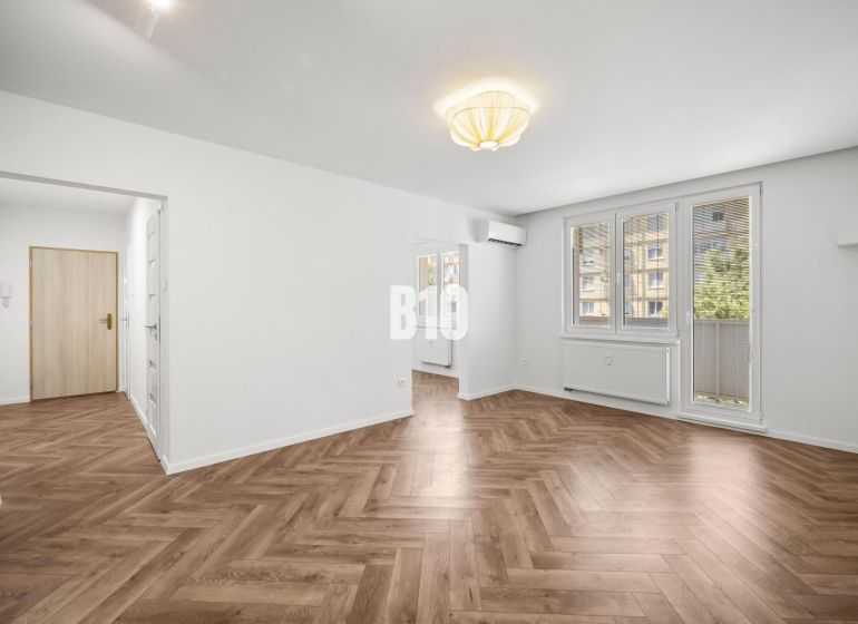 Living room in a 3-room apartment with a patterned floor featuring a wood design.