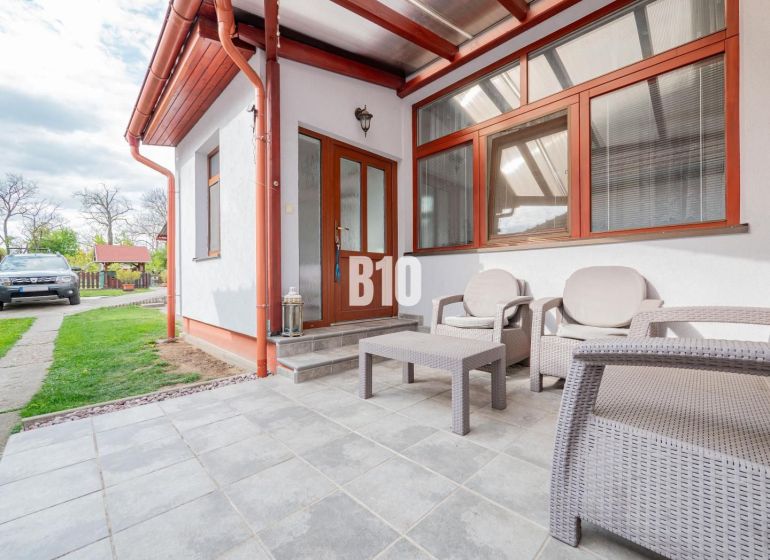A family house in Nitra with a garden seating area on a paved terrace, a space for relaxation.