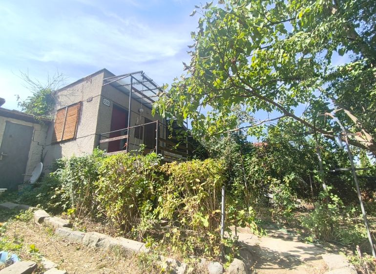 Gardens in Lučenec with a garden cottage and trees, ideal for relaxation and cultivation.