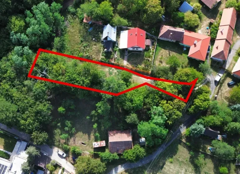 Aerial view of a plot in the gardens of Kolačna, surrounded by greenery and properties.