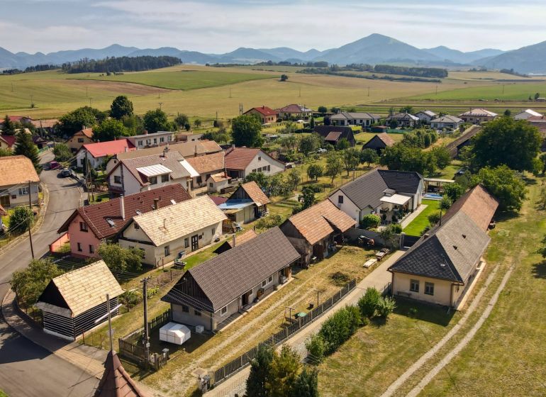 Žabokreky: Panorama of family houses with a rural character and hills in the background.