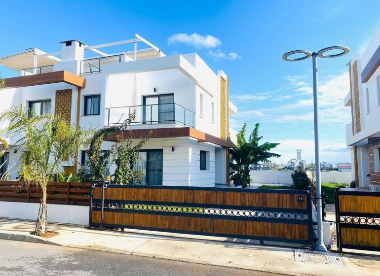 A family house in Yeni Boğaziçi with a garden and wooden elements on the facade.